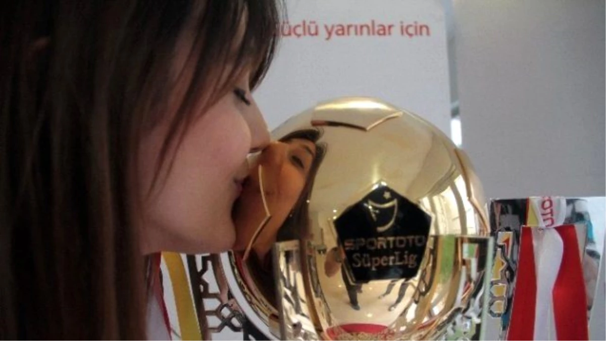 Galatasaray\'ın Şampiyonluk Kupası Görücüye Çıktı