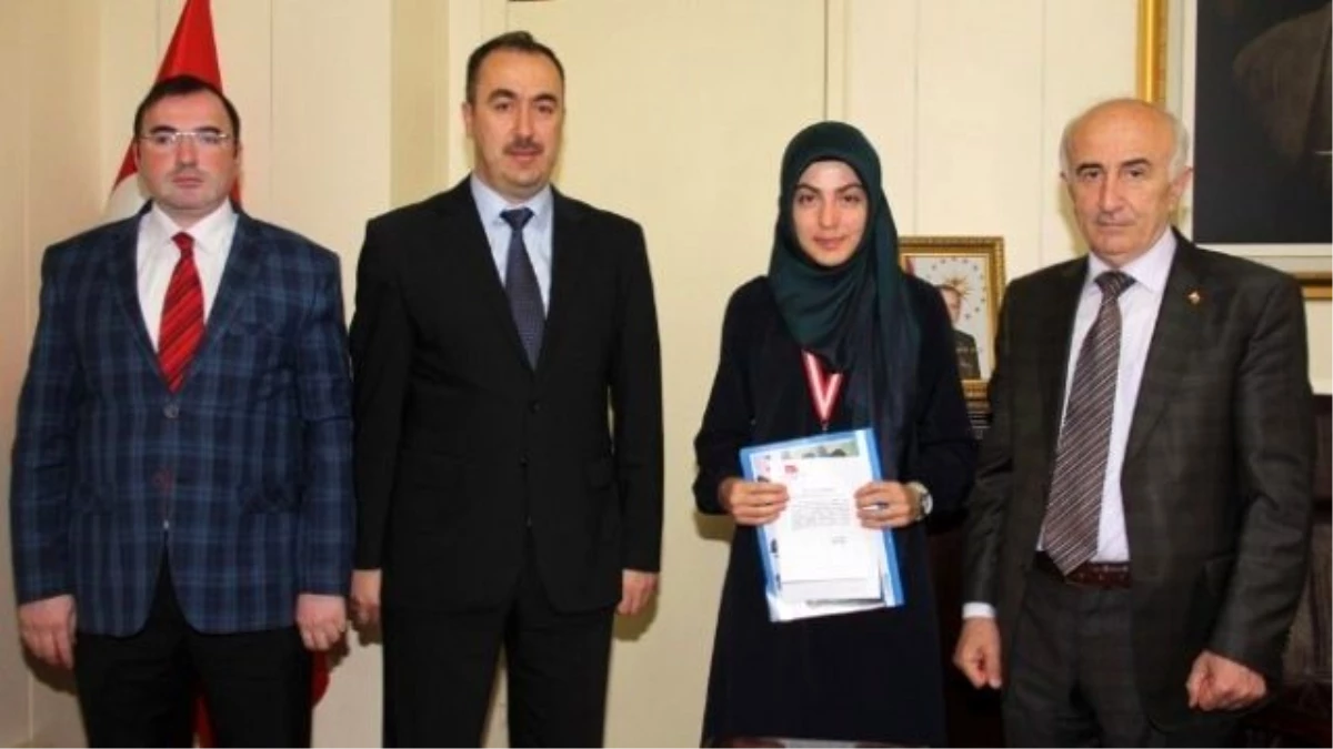 Hat ve Kaligrafi Dalında Türkiye Üçüncüsü Olan Öğrenci Vali Tarafından Ödüllendirildi