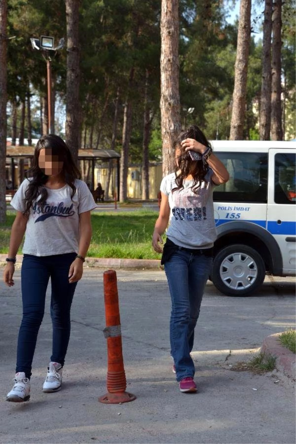 Hırsızlık Yapan Liseli Kızlardan Pes Dedirten Savunma