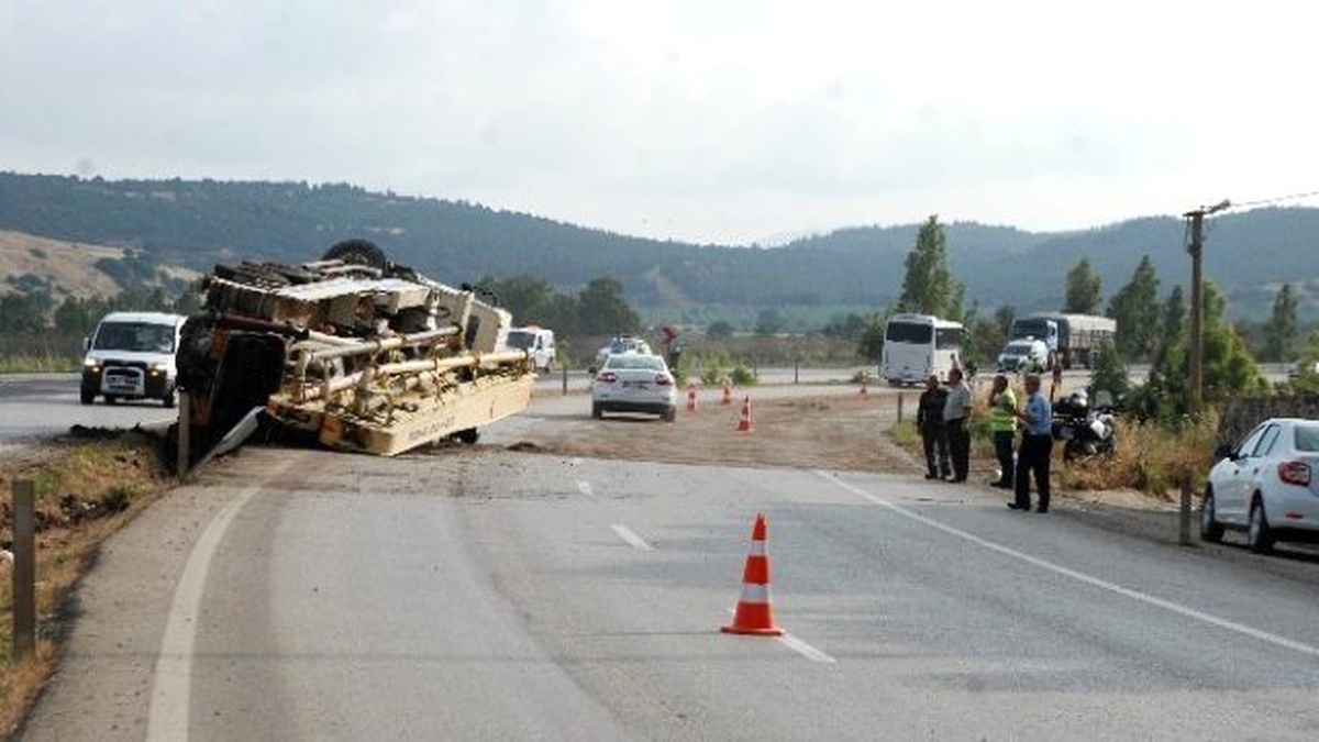 İzmir\'de Kamyon Yolcu Otobüsüne Çarptı: 3 Yaralı