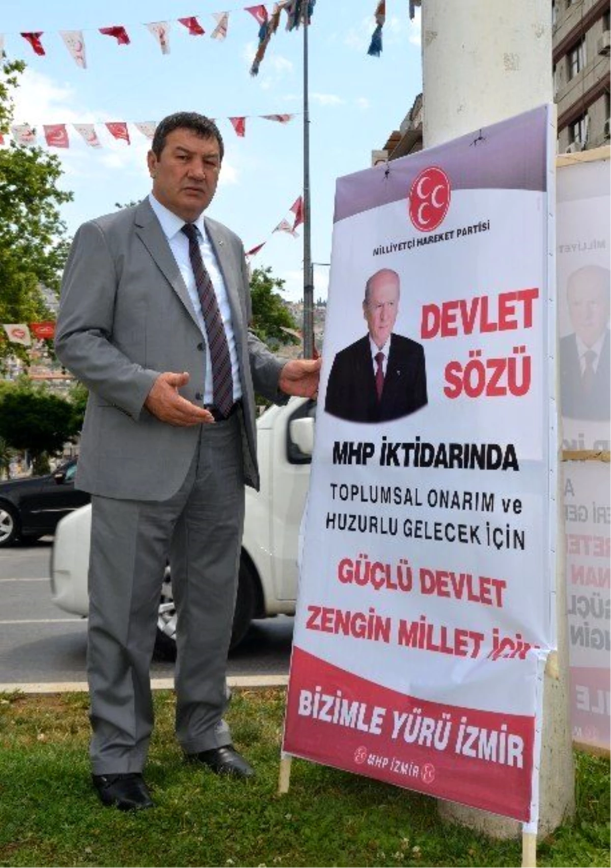 İzmir\'de MHP\'nin Pankartları Ortadan Kayboldu