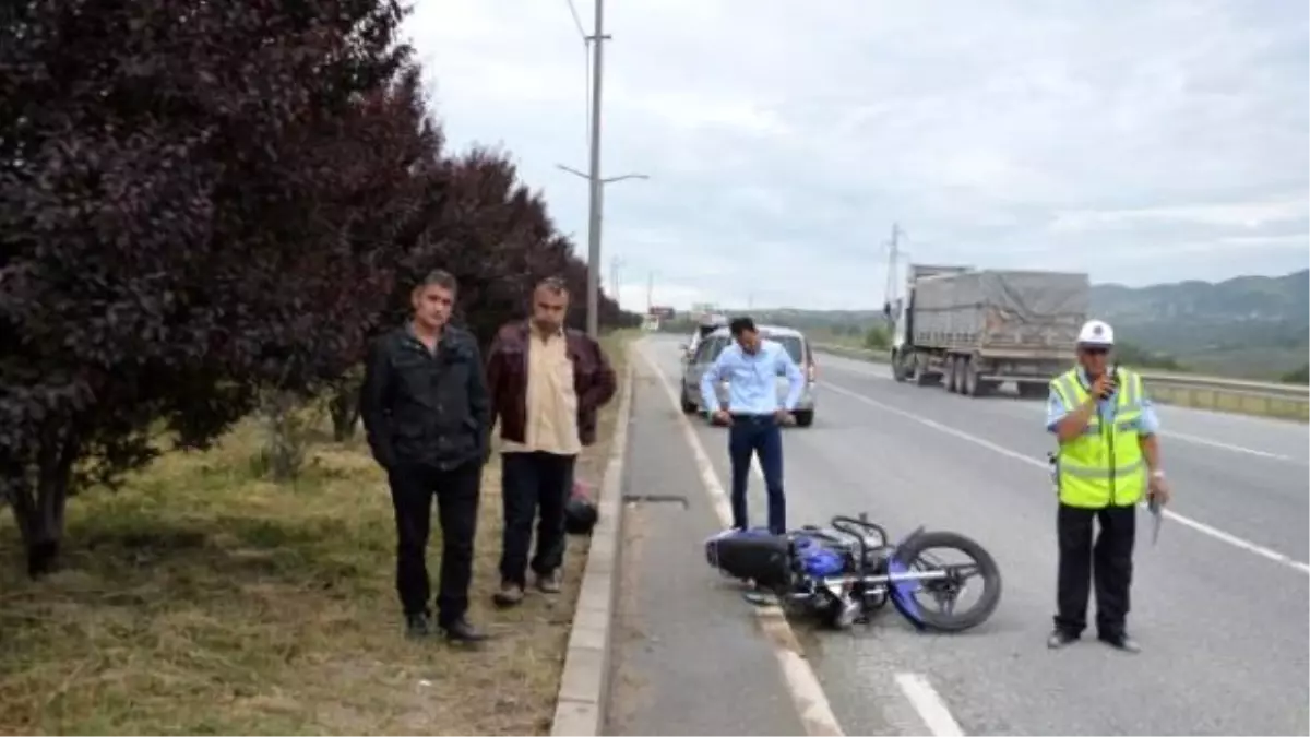 Kask Takan Motosiklet Sürücüsü Kazada Hafif Yaralandı