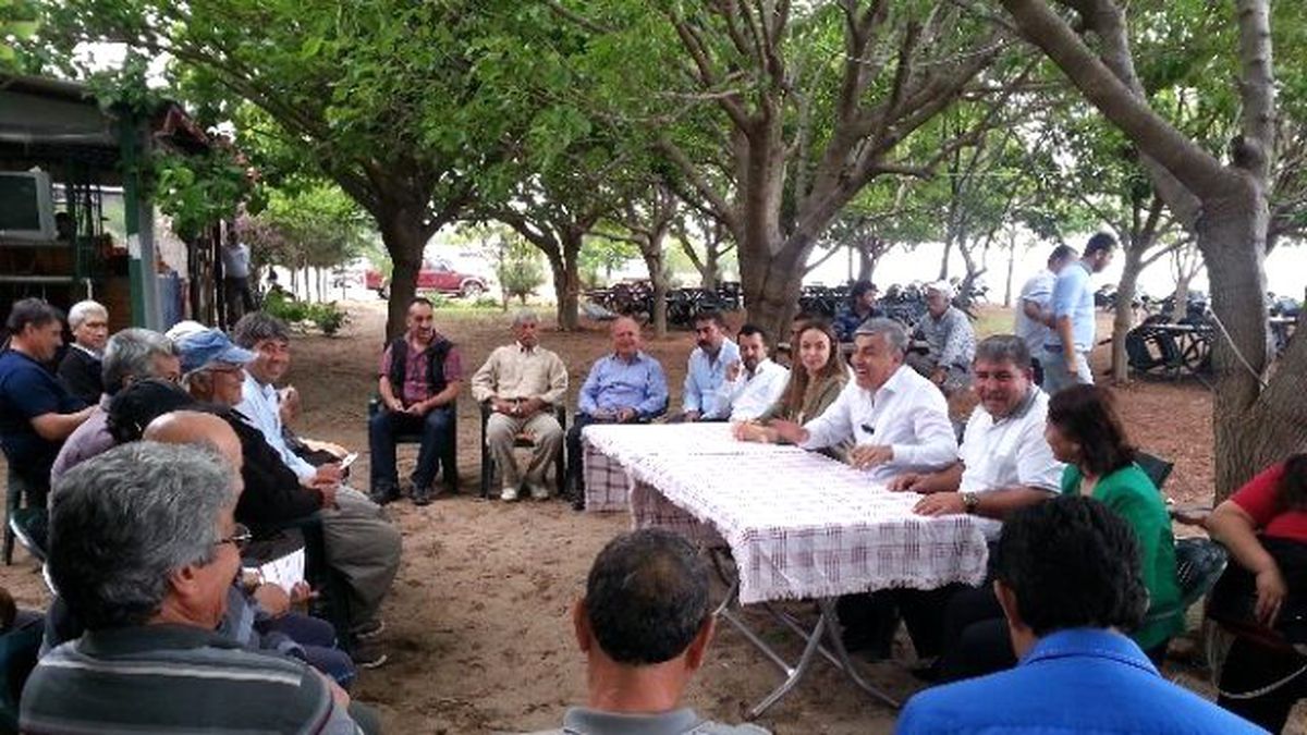 MHP\'li Adayların Çıralı ve Tekirova\'da Halkla Buluşması