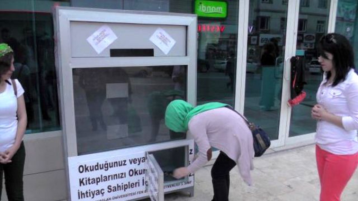 Muş\'ta Üniversitelilerden Köy Okulları İçin \'Kitaplık Kumbara\'