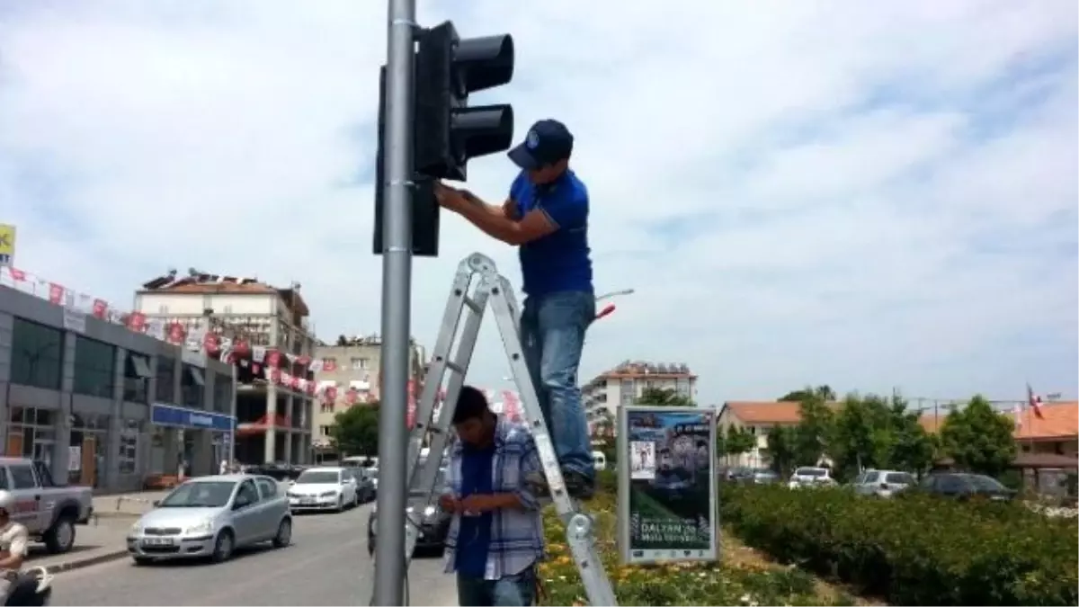 Ortaca\'da Trafik Işıkları Yenilendi