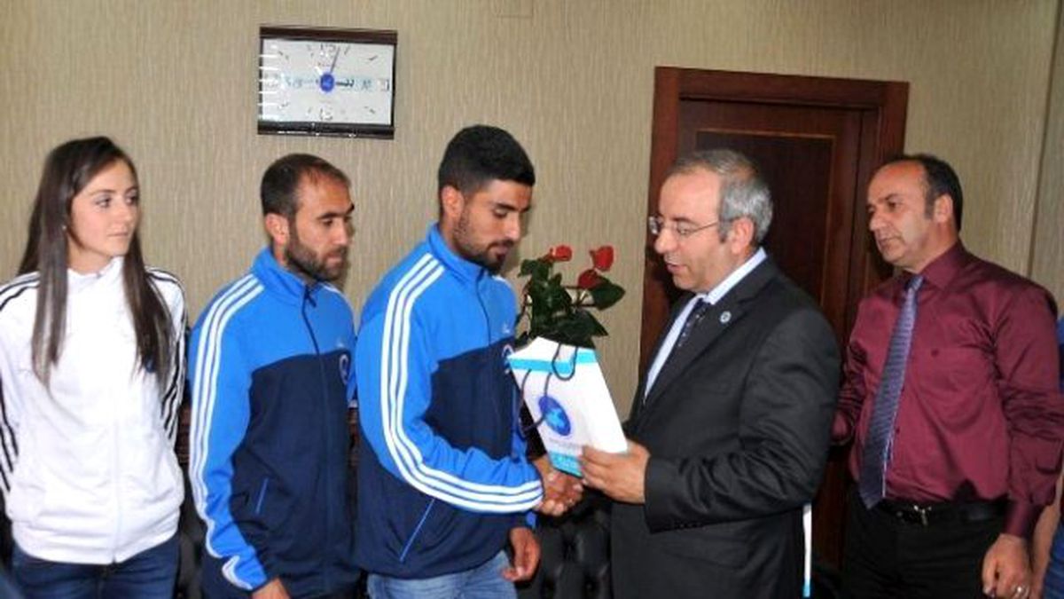 Rektör Battal\'dan Başarılı Sporculara Ödül