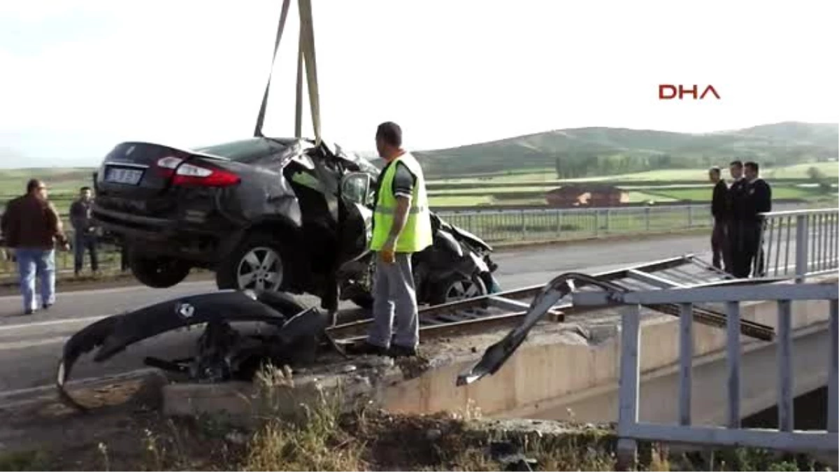 Sivas Otomobil Köprü Bariyerlerine Çarptı: 1 Ölü, 1 Yaralı