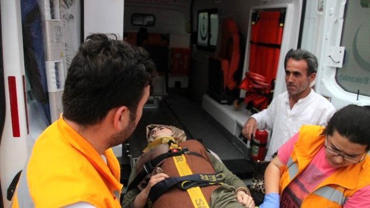 Zonguldak\'ta Karşıdan Karşıya Geçmeye Çalışan Genç Kıza Otomobil Çarptı