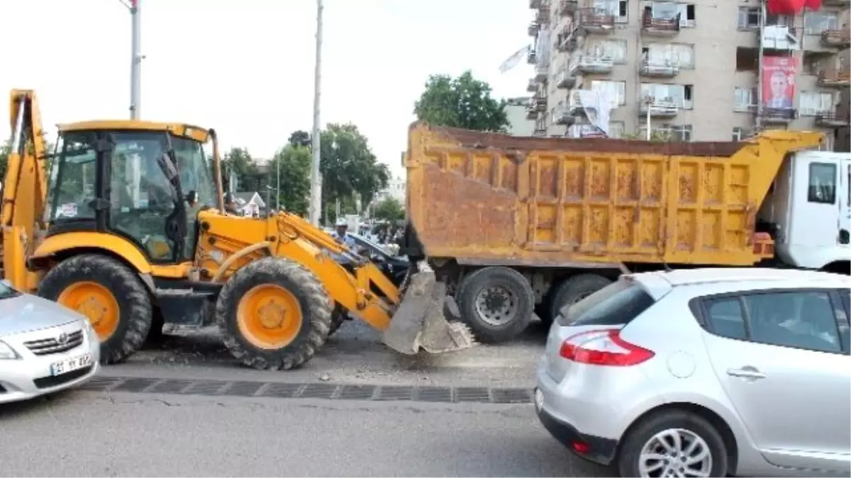 Adıyaman\'da İş Makineleri Çarpıştı