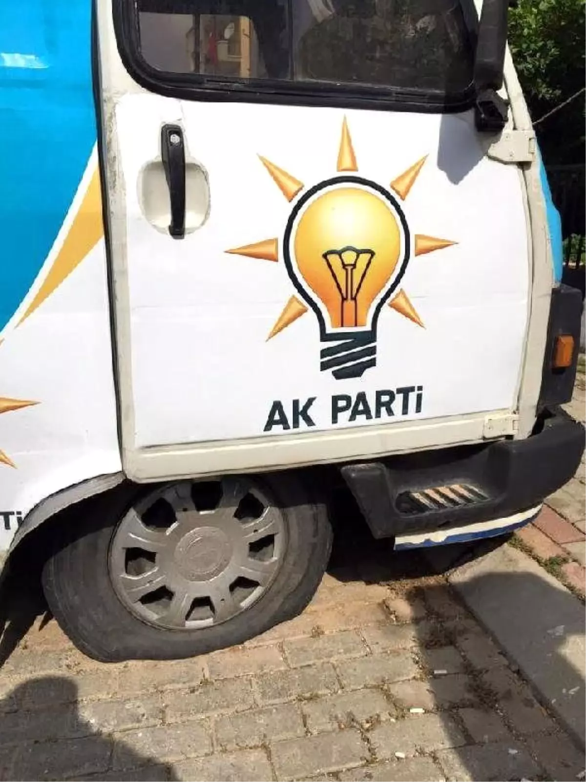 AK Parti Seçim Minibüslerinin Lastikleri Kesildi