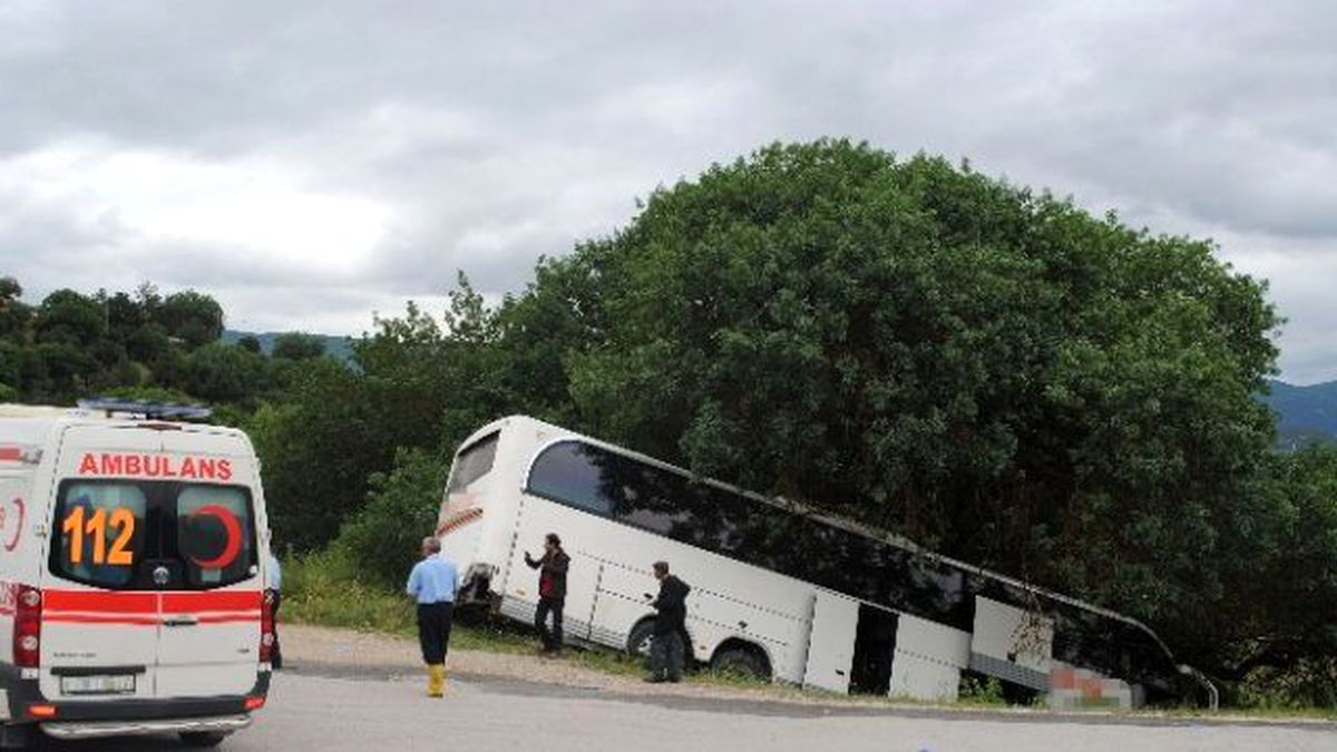 Aniden Hareket Eden Otobüsü Ağaç Durdurdu: 40 Yaralı