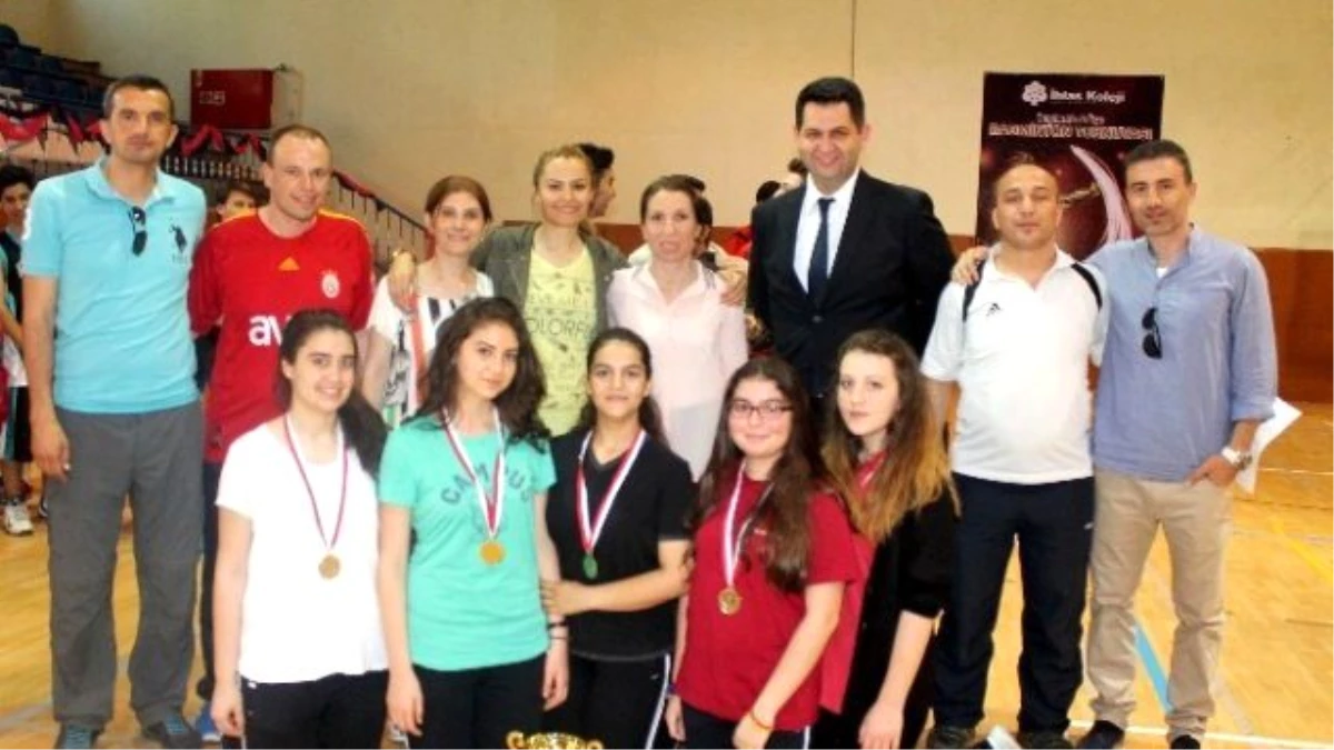 Badminton Turnuvası\'nda İhlas Koleji Şampiyon Oldu