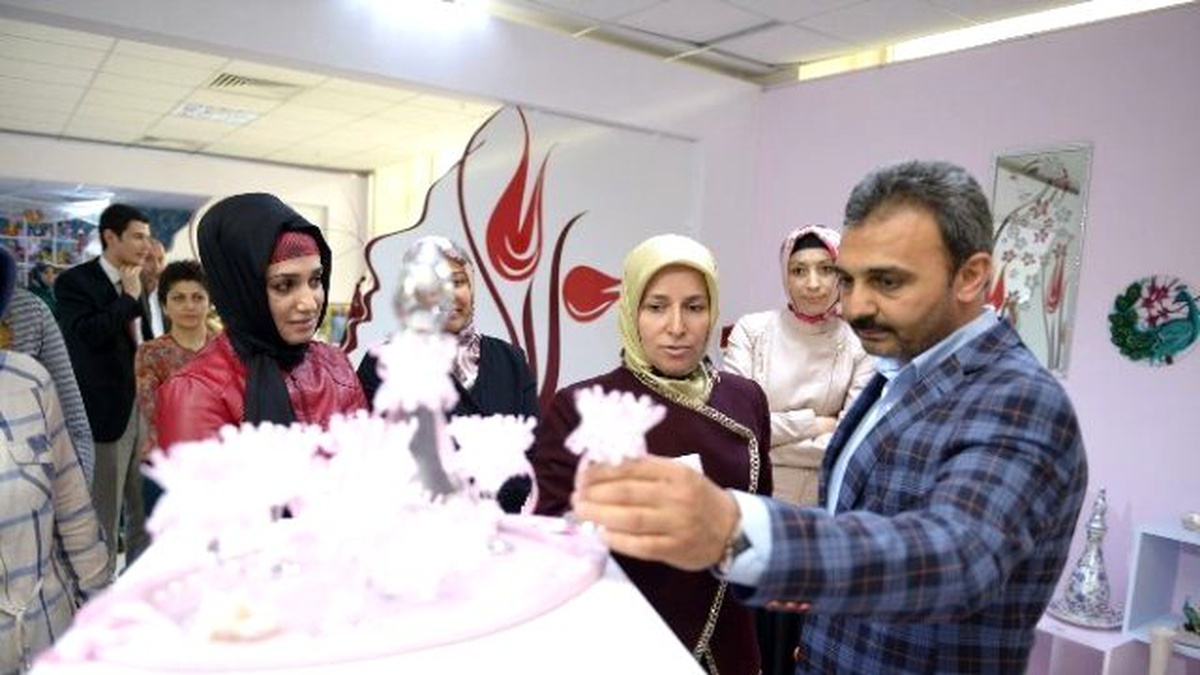 Başkan Külcü, Kadın Kültür Merkezleri Sergisini Gezdi