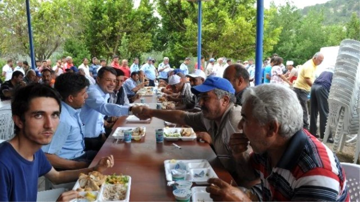 Başkan Turgut İşçilerle Yemek Yedi