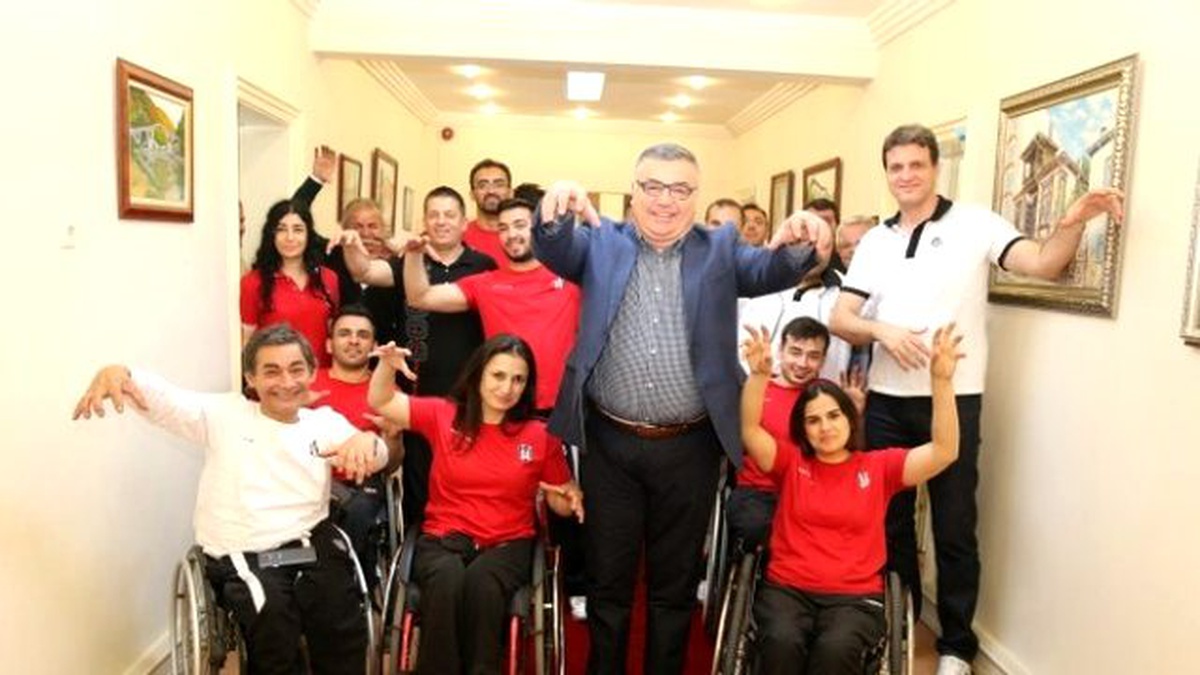 Beşiktaş Takımından Kırklareli Belediye Başkanı Kesimoğlu\'na Ziyaret
