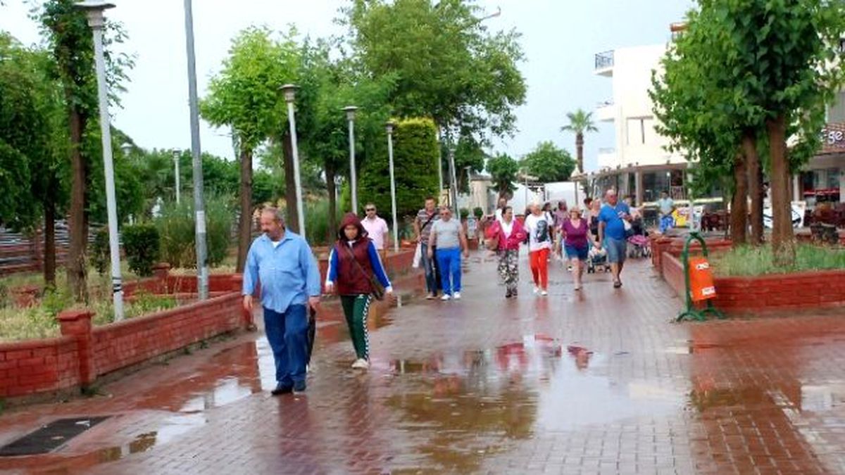Didim\'de Tatilcilere Yağmur Şoku