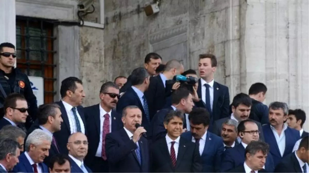 Erdoğan\'a Cami Çıkışında Yoğun İlgi