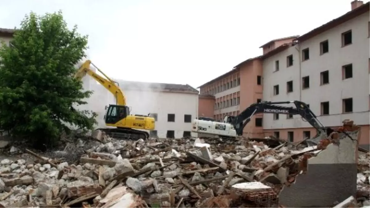 Eski Devlet Hastanesi Binasının Yıkımına Başlandı