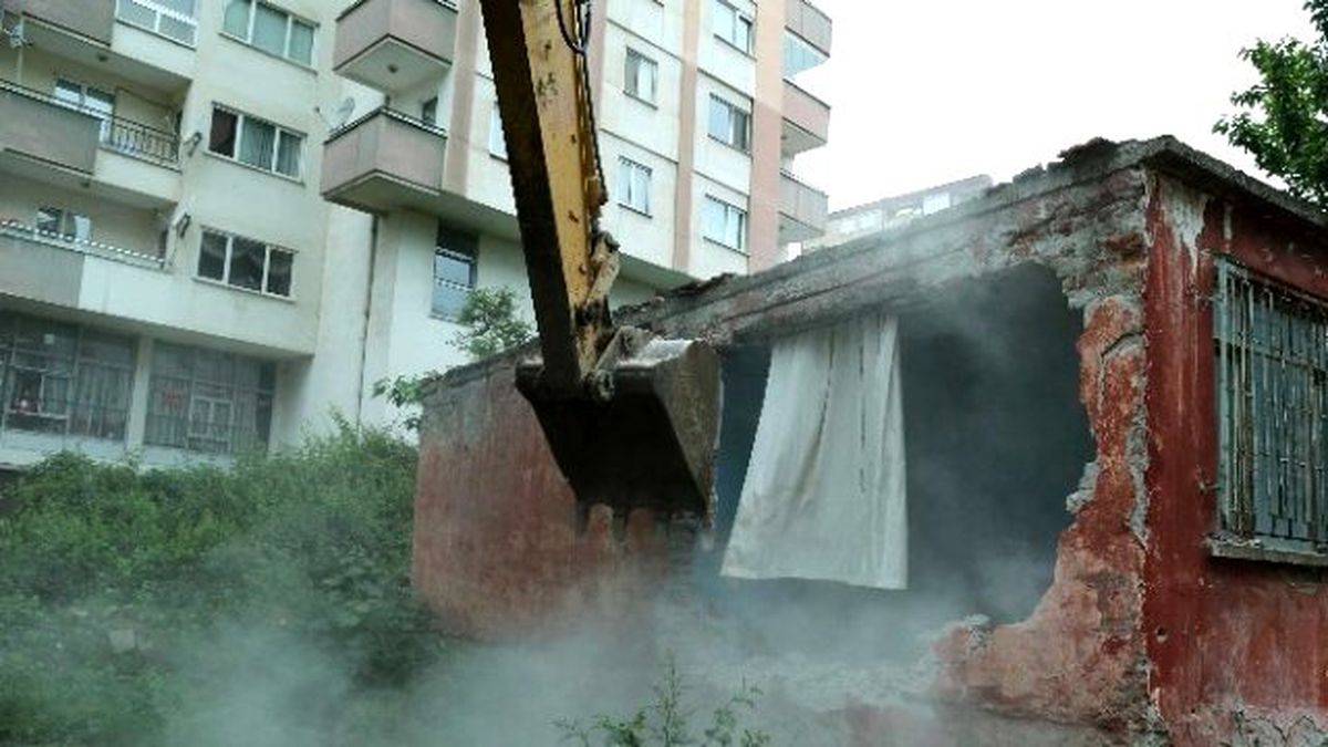 İlkadım\'da Metruk Binalar Yıkılıyor