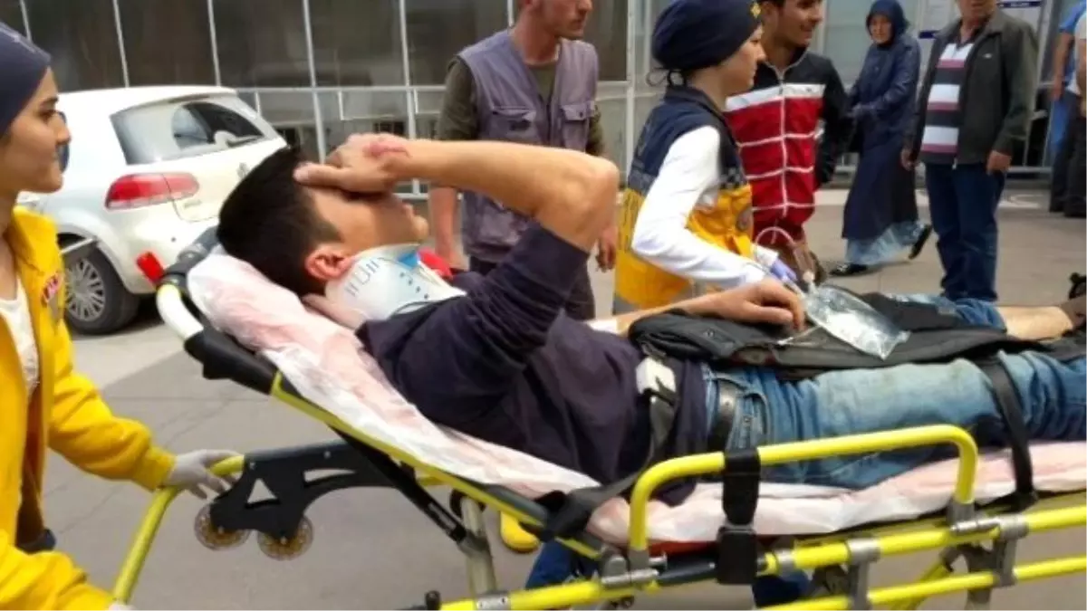 Kocaeli\'de Otomobille Motosiklet Çarpıştı: 1 Yaralı