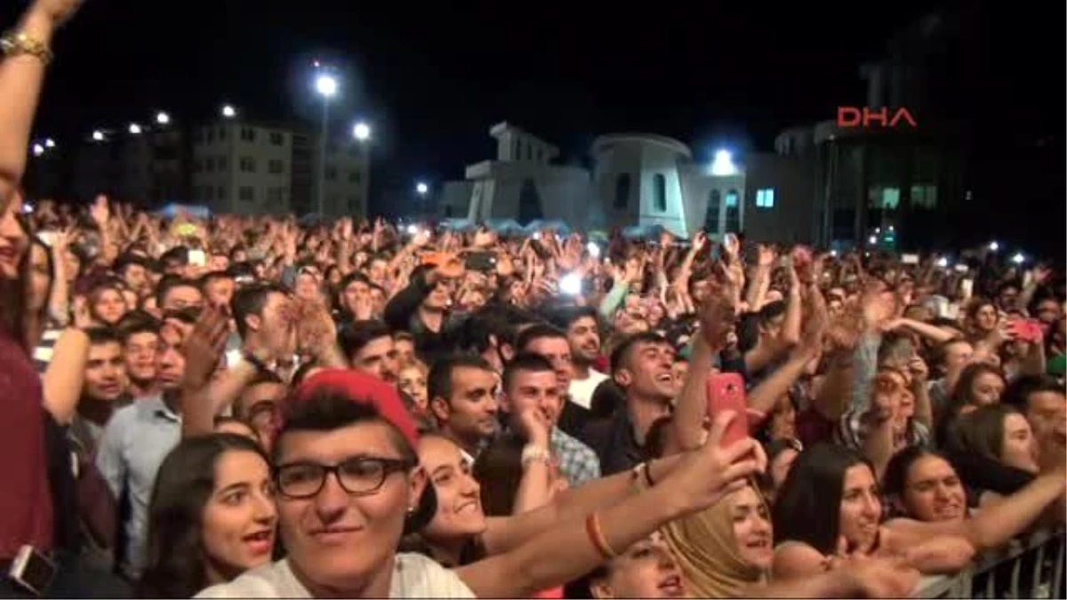 Nevşehir?de Üniversiteliler Demet Akalın Konseriyle Coştu