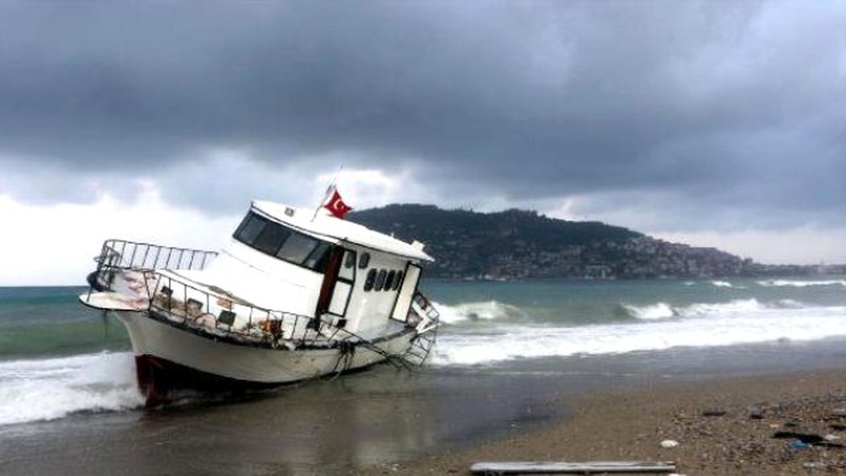 Suriyeli Kaçakların Bulunduğu Tekne Karaya Oturdu
