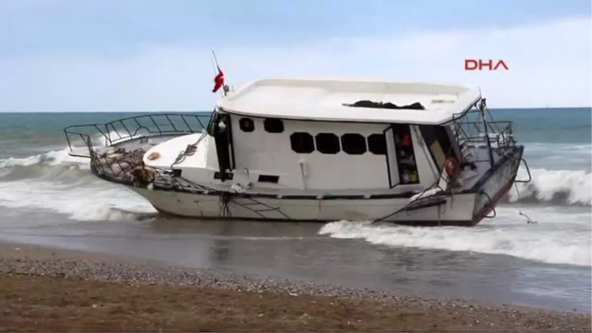 Suriyeli Kaçakların Bulunduğu Tekne Karaya Oturdu