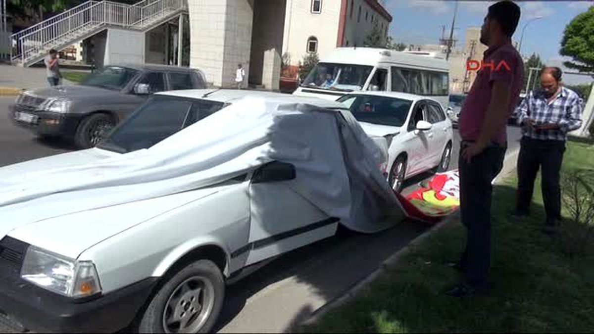 Üst Geçitten Yola Düşen Pankart Kazaya Neden Oldu