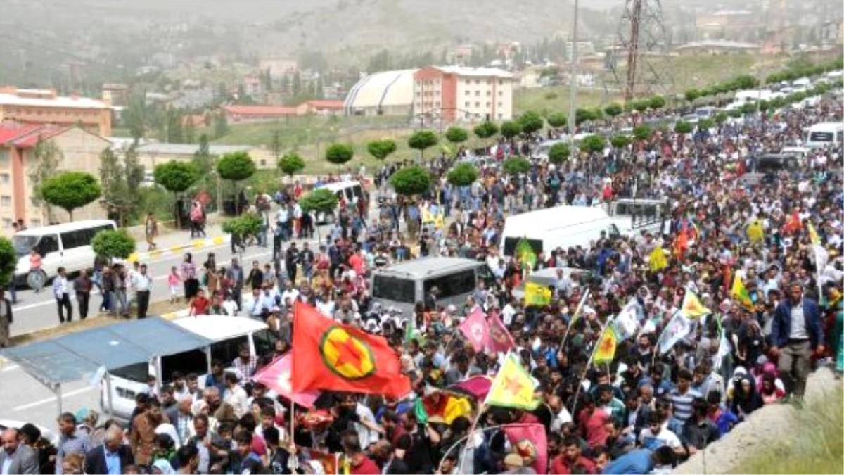 Hakkari\'de Toprağa Verilen YPG\'linin Cenazesinde İzdiham
