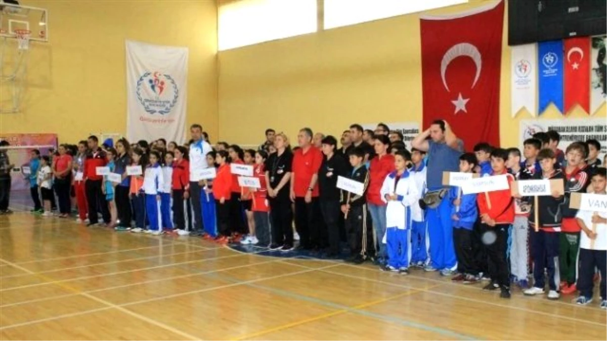 Badminton Küçükler Türkiye Şampiyonası Karaman\'da Başladı