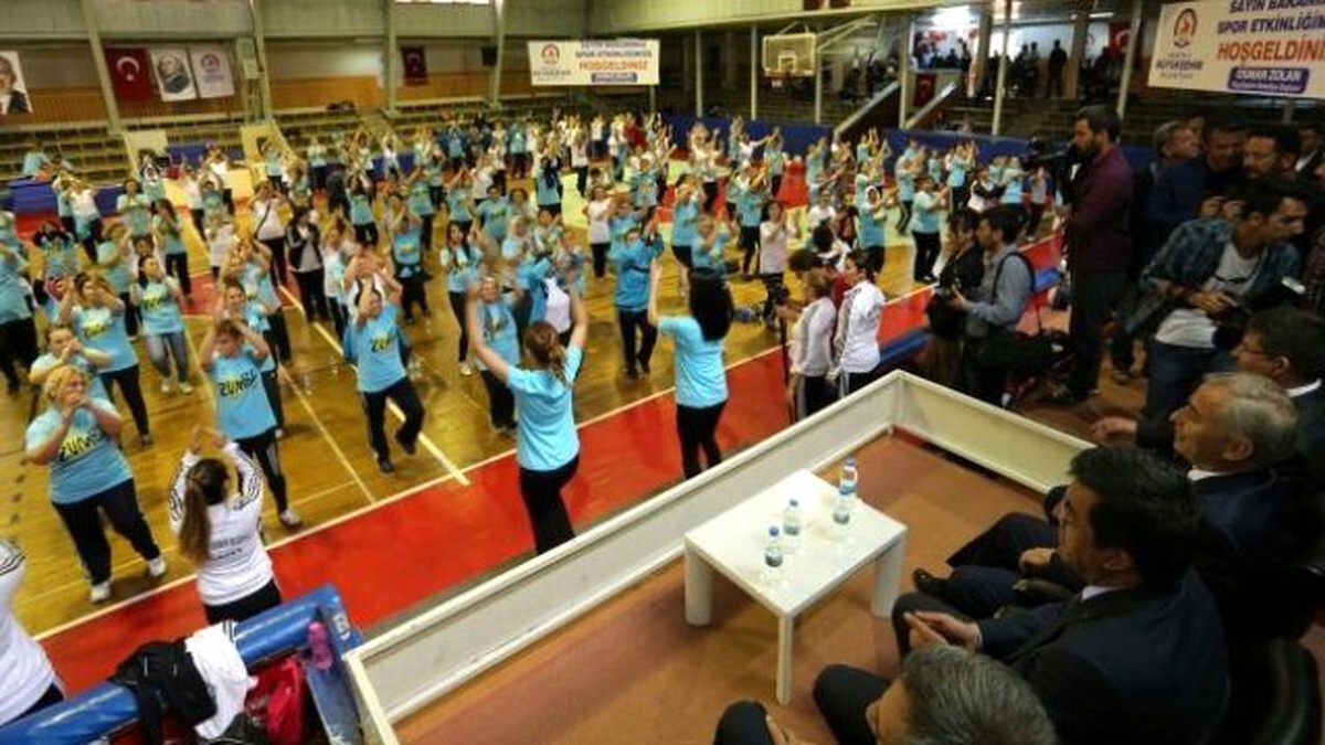 Bakan Zeybekci Pilatesçileri İzledi