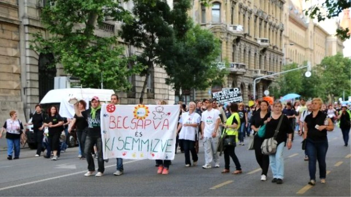 Budapeşte\'de Binlerce Sosyal Hizmetler Çalışanı Parlamento Önünde Hükümeti Protesto Etti