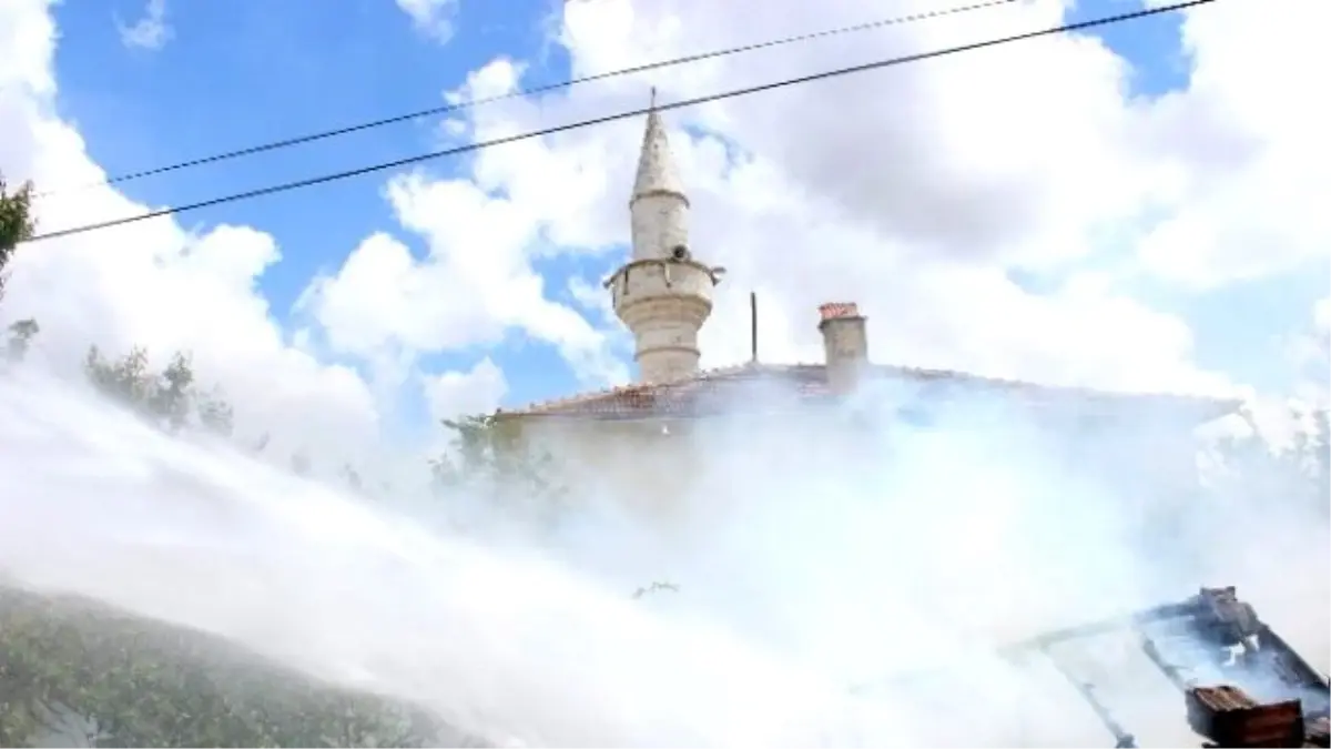 Cami Yanında Çıkan Yangın Korkuttu