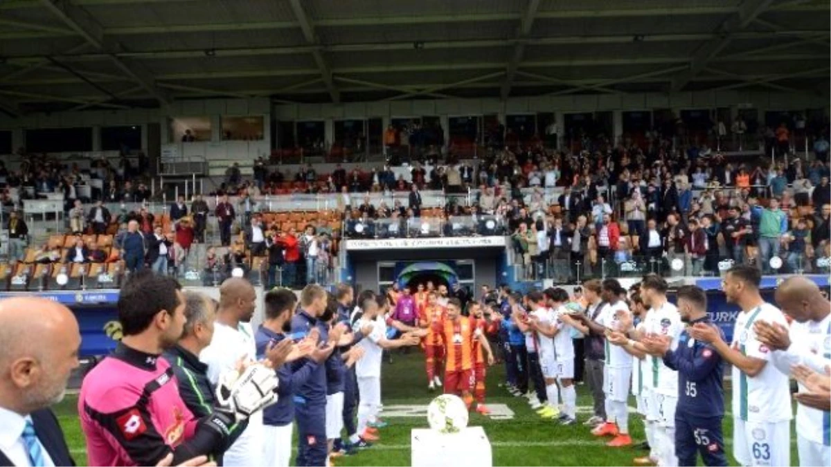 Çaykur Rizespor, Galatasaray\'ı Alkışlarla Karşıladı