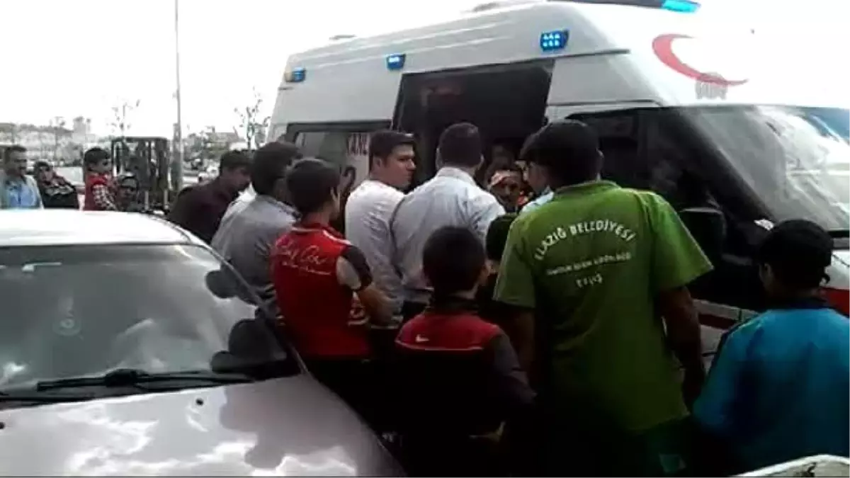 Darbedilen Ambulans Şoförü Hastaneye Kaldırıldı