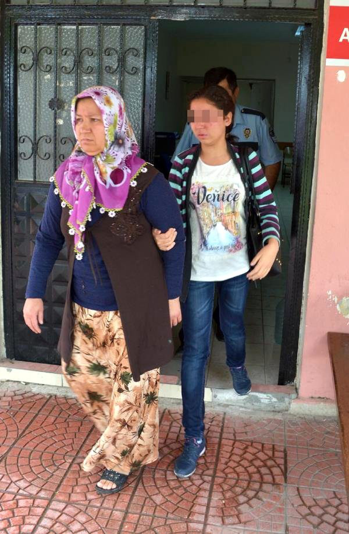 Ders Çalışıyorum Televizyonun Sesi Kıs\' Diyen Kızını Dövdü