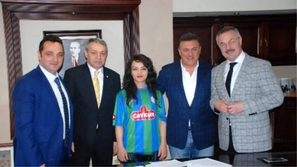 Dünya Şampiyonu Bayan Halterci Çaykur Rizespor\'da