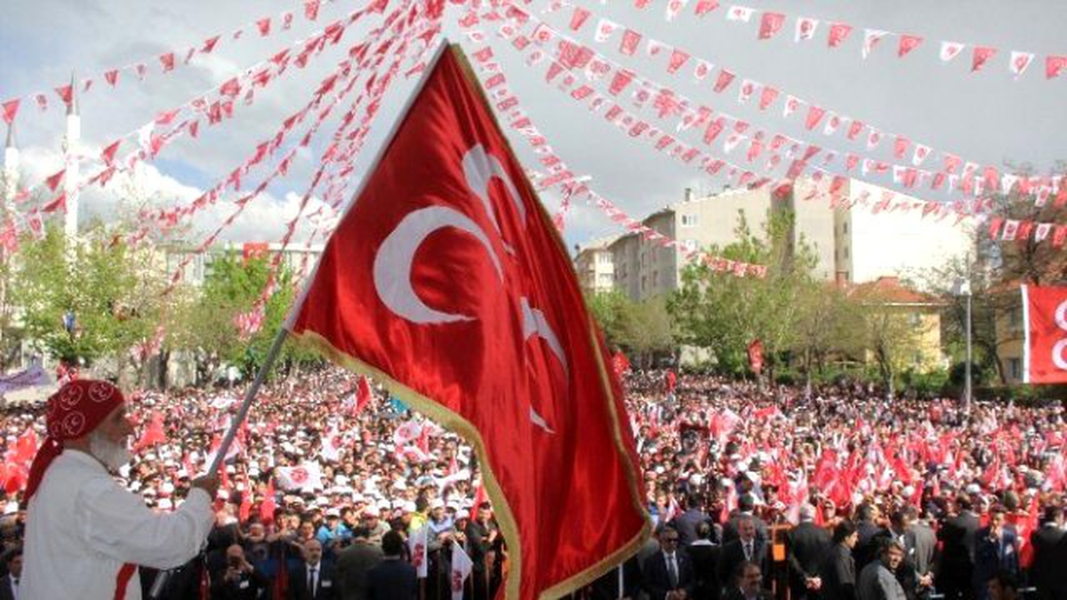 Bayraklı Dede, Emekli Maaşının Tamamını MHP\'nin Mitinglerine Harcıyor