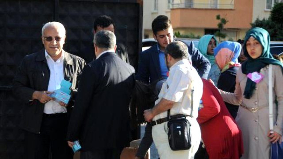 Gaziantep\'te İmam Hatip Lisesi\'ndeki Pilav Gününde AK Parti Broşürleri Dağıtıldı