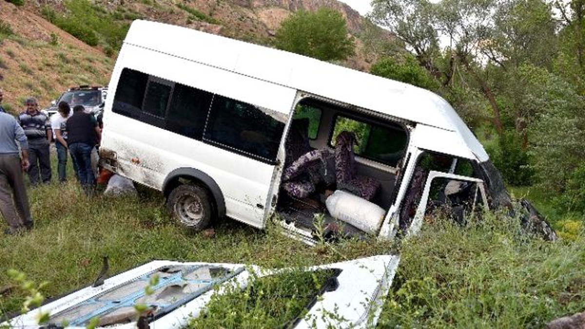 Gümüşhane\'de İnşaat İşçilerini Taşıyan Minibüs Kaza Yaptı: 7 Yaralı