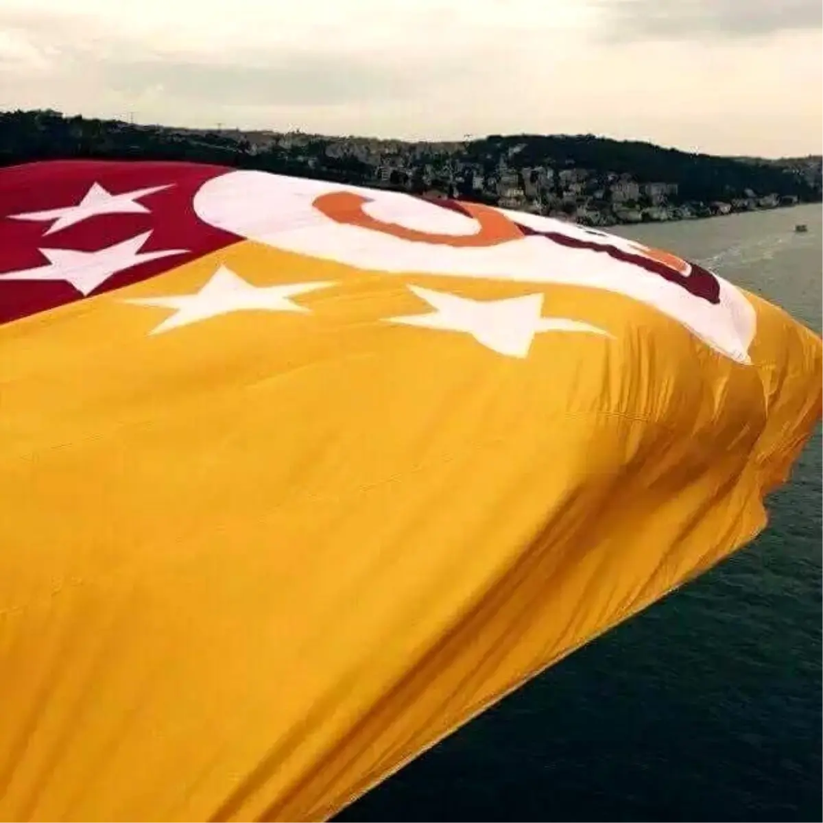 İstanbul Boğazı\'na Galatasaray Bayrağı