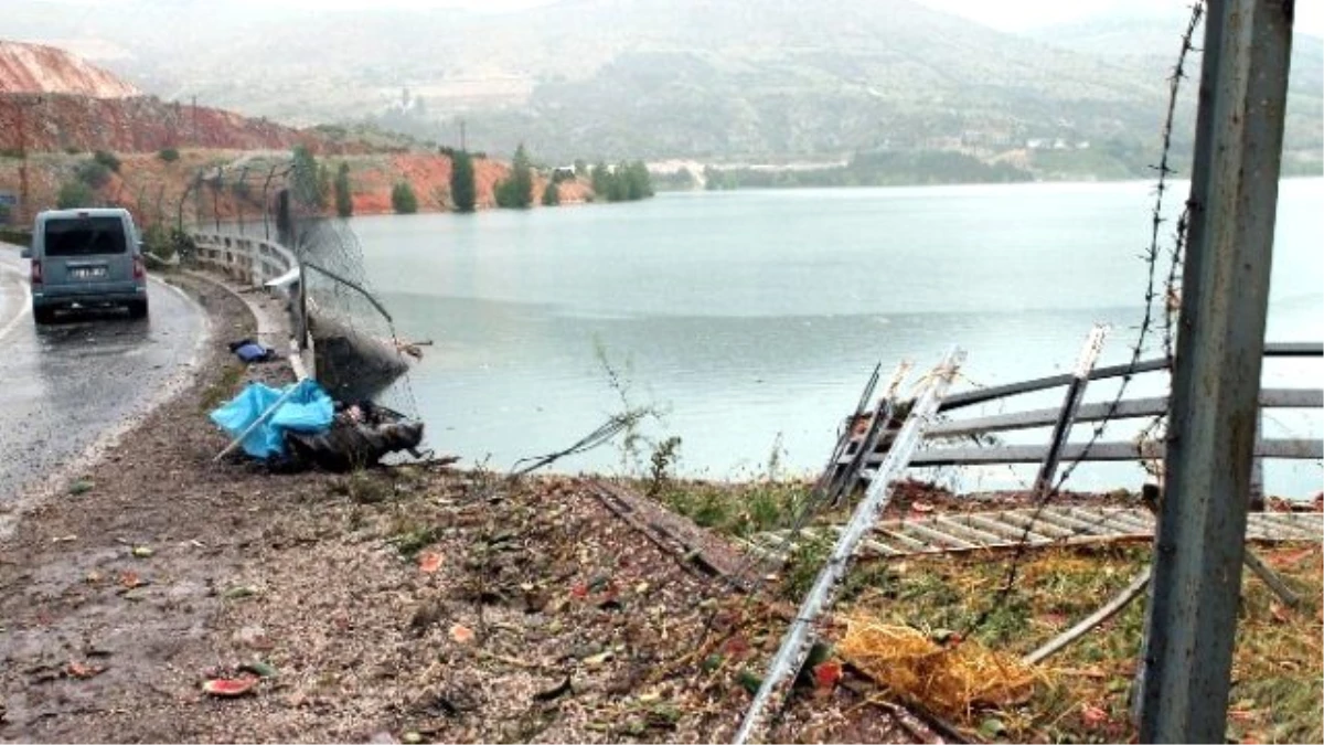 Karpuz Yüklü Kamyon Baraj Gölüne Uçtu: 1 Ölü