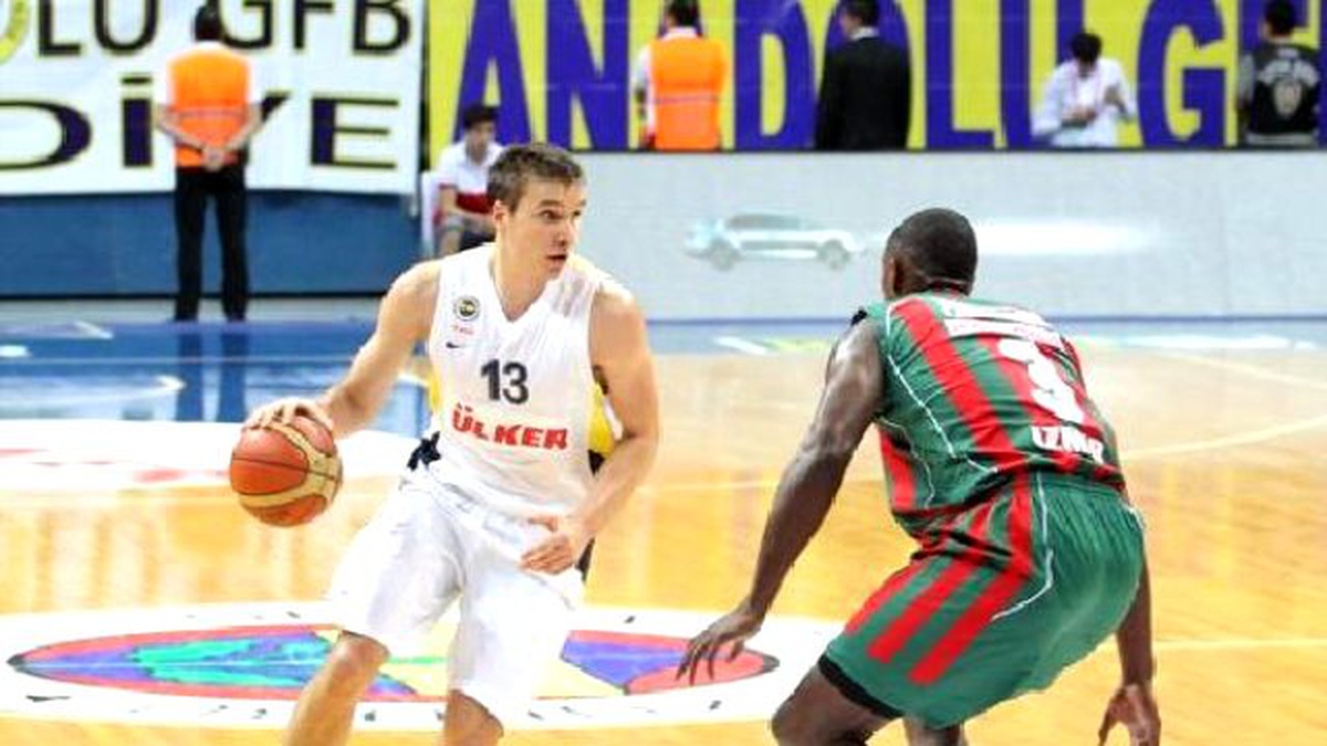 Pınar Karşıyaka, Fenerbahçe Ülker\'i Yenerek Seride Öne Geçti