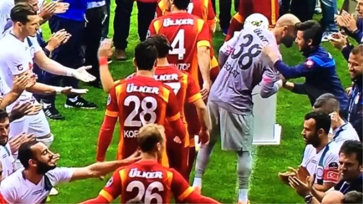 Rizesporlu Futbolcular, Galatasaraylı Oyuncuları Alkışladı