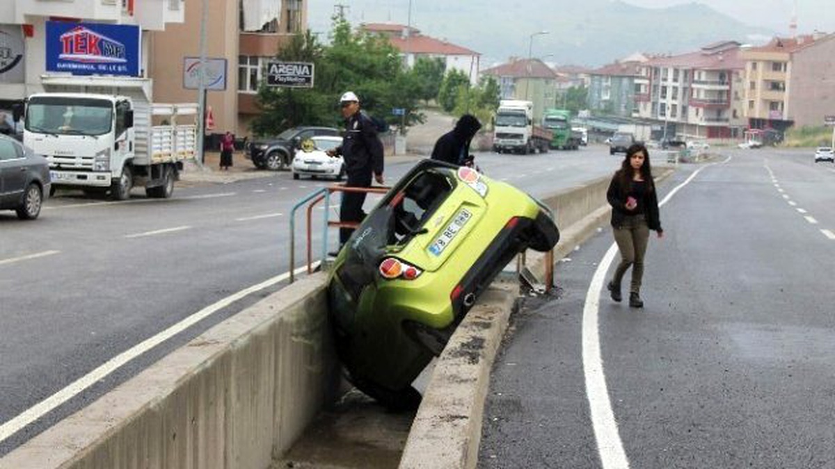 Seyir Halindeki Otomobil Su Kanalına Düştü