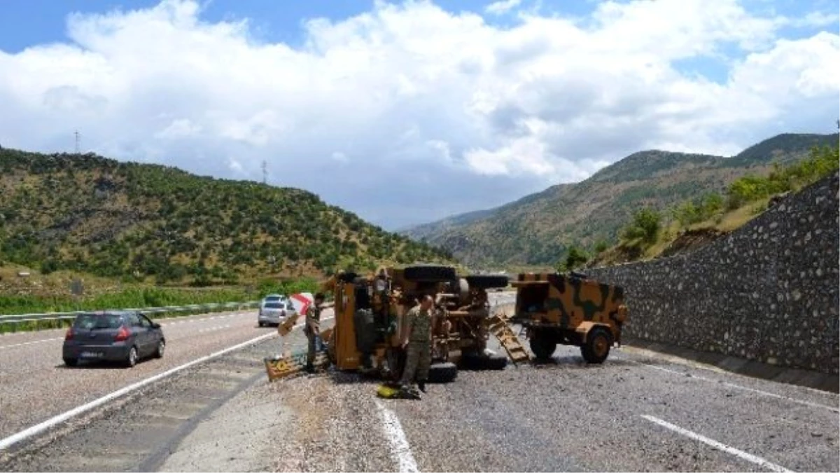 Zırhlı 2 Askeri Araç Devrildi: 4 Yaralı