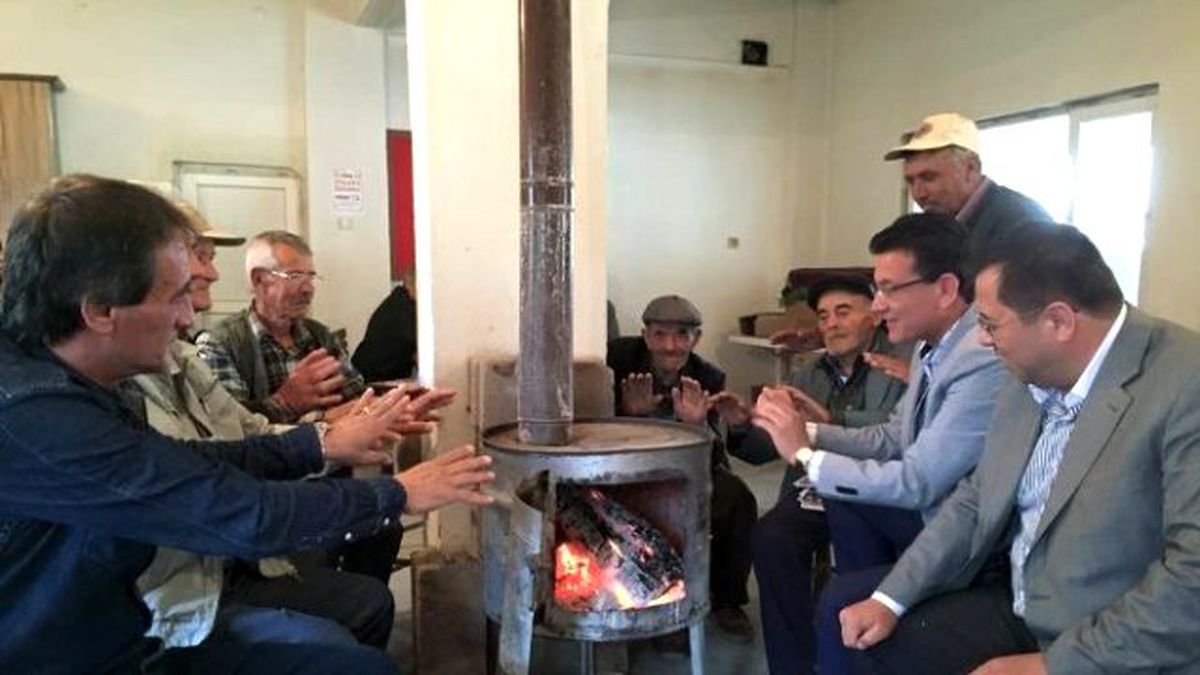 AK Parti\'li Uslu\'dan Soba Başında Seçim Çalışması