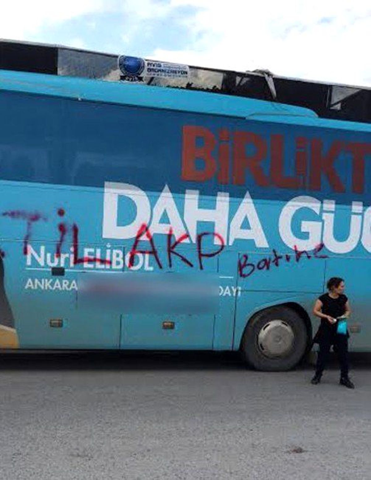 AK Parti Seçim Otobüsüne Saldırı