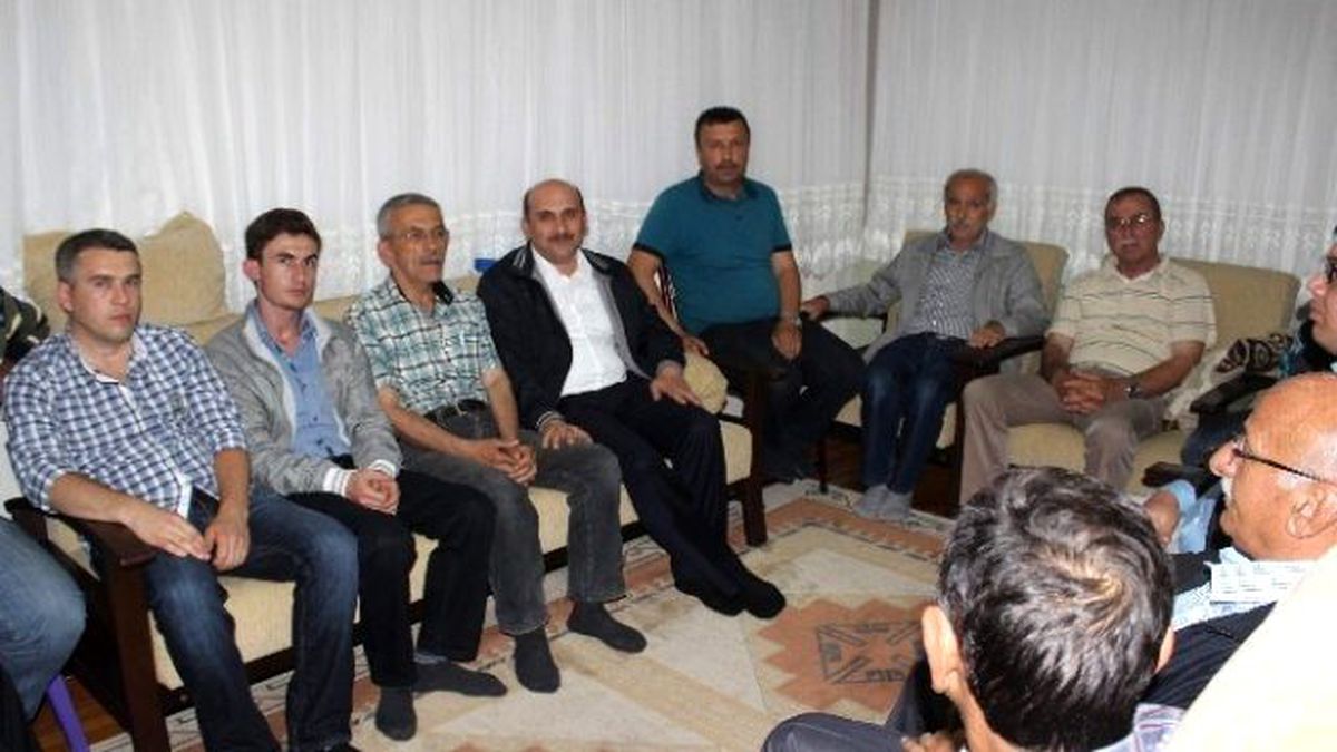 Ak Partililer Kapı Kapı Dolaşıp 7 Haziran\'ın Önemini Anlatıyor