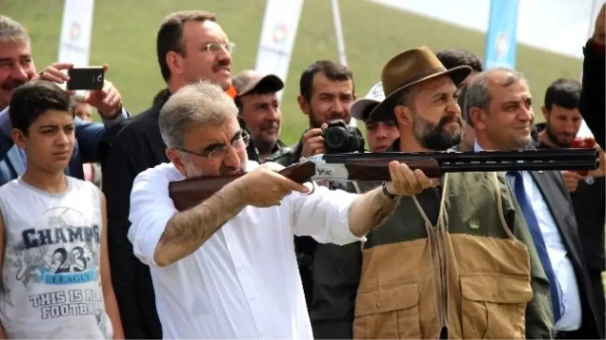 Bakan Yıldız ve Koruması Atıcılıktaki Hünerlerini Gösterdi